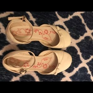 Vintage prediction sandals so 7